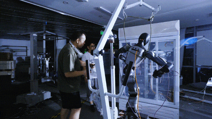 ！机器人Moz1卷入办公室全力冲刺万亿赛道MG不朽情缘具身智能猛将再狂揽近6亿融资(图4)